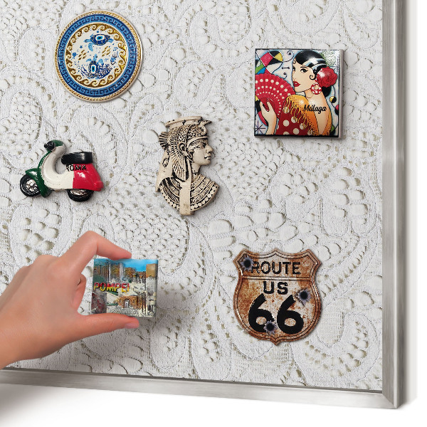 Decoratief metalen magneetbord in een zilveren lijst Opengewerkte elegantie