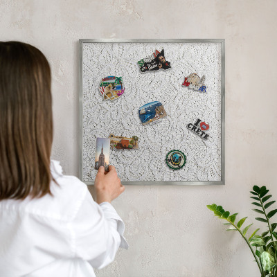 Decoratief metalen magneetbord in een zilveren lijst Opengewerkte elegantie