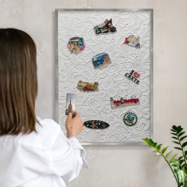 Decoratief metalen magneetbord in een zilveren lijst Opengewerkte elegantie