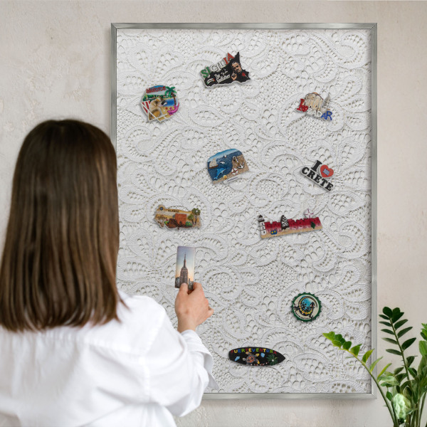 Decoratief metalen magneetbord in een zilveren lijst Opengewerkte elegantie