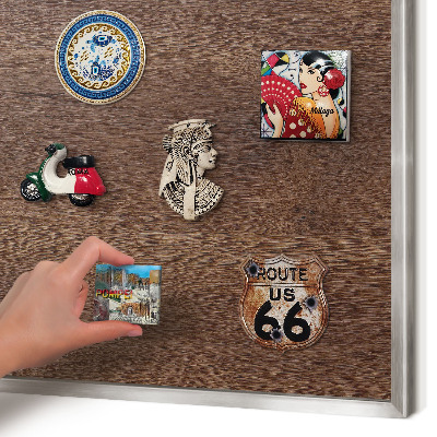 Magneetbord voor souvenir magneten met zilveren lijst Bruin hout