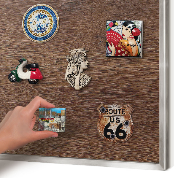 Magneetbord voor souvenir magneten met zilveren lijst Bruin hout