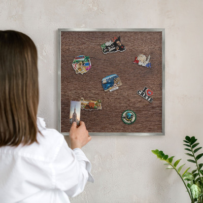Magneetbord voor souvenir magneten met zilveren lijst Bruin hout