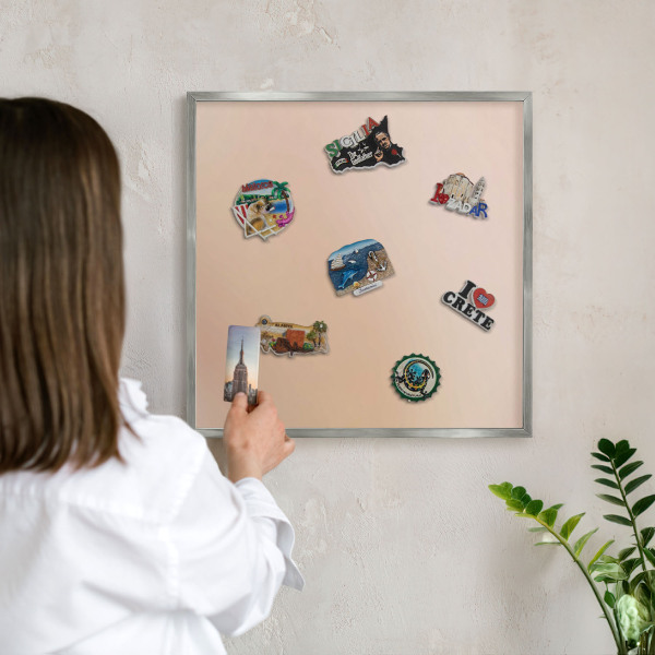 Magneetbord voor souvenir magneten met zilveren lijst Zachtbeige