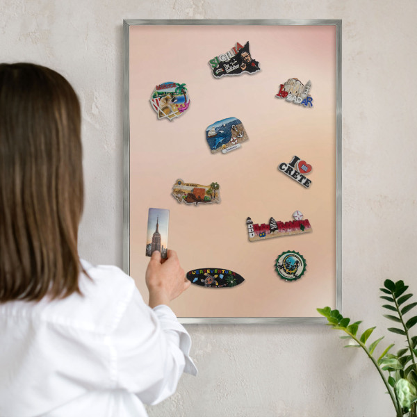 Magneetbord voor souvenir magneten met zilveren lijst Zachtbeige