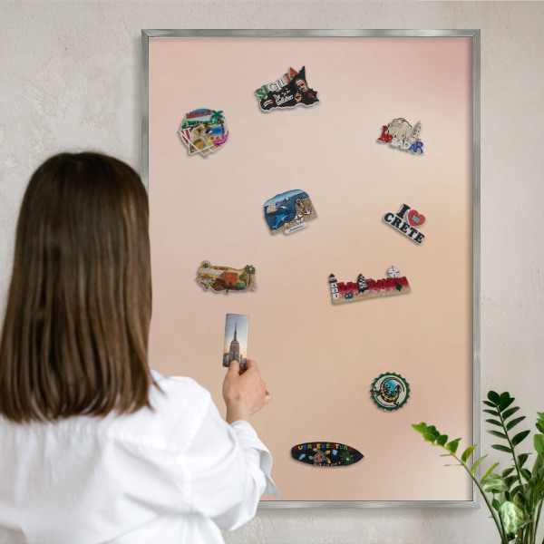 Magneetbord voor souvenir magneten met zilveren lijst Zachtbeige