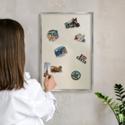 Decoratief metalen magneetbord in een zilveren lijst Misttoon