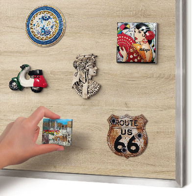 Magneetbord voor souvenir magneten met zilveren lijst Houten achtergrond
