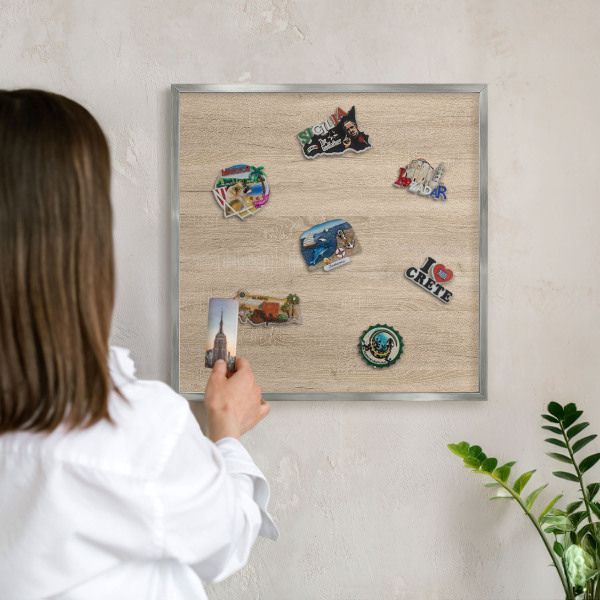 Magneetbord voor souvenir magneten met zilveren lijst Houten achtergrond