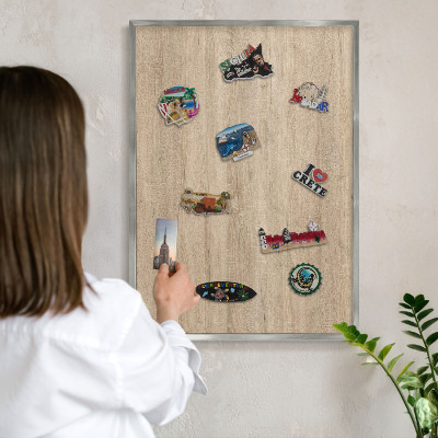 Magneetbord voor souvenir magneten met zilveren lijst Houten achtergrond