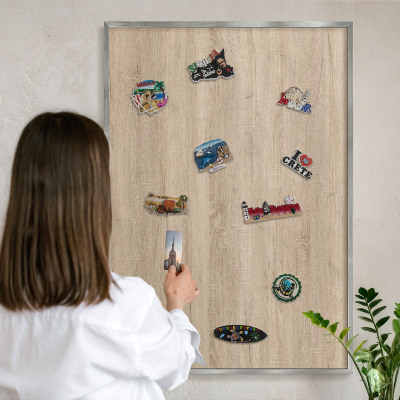 Magneetbord voor souvenir magneten met zilveren lijst Houten achtergrond