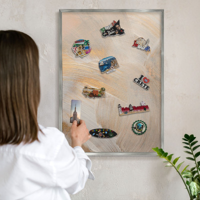Decoratief metalen magneetbord in een zilveren lijst Elegante abstractie