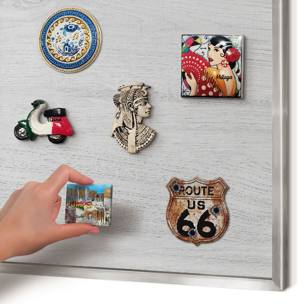 Magneetbord voor souvenir magneten met zilveren lijst Houten constructie