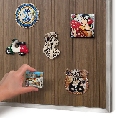 Decoratief metalen magneetbord in een zilveren lijst Houten achtergrond