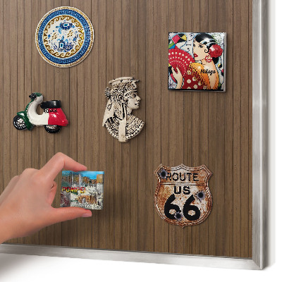 Decoratief metalen magneetbord in een zilveren lijst Houten achtergrond