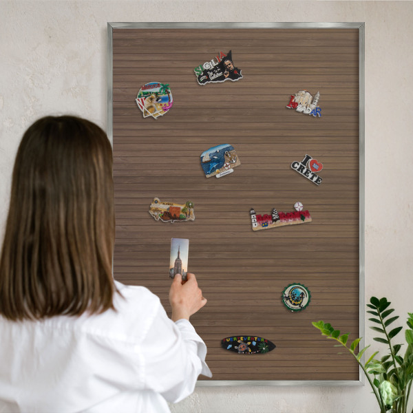 Decoratief metalen magneetbord in een zilveren lijst Houten achtergrond