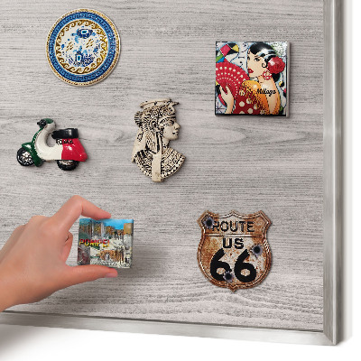 Magneetbord voor souvenir magneten met zilveren lijst Houtstructuur
