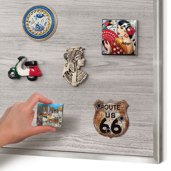 Magneetbord voor souvenir magneten met zilveren lijst Houtstructuur