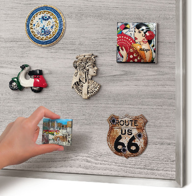 Magneetbord voor souvenir magneten met zilveren lijst Houtstructuur