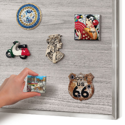 Magneetbord voor souvenir magneten met zilveren lijst Houtstructuur