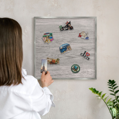 Magneetbord voor souvenir magneten met zilveren lijst Houtstructuur