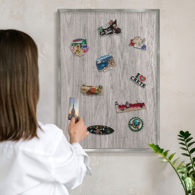 Magneetbord voor souvenir magneten met zilveren lijst Houtstructuur