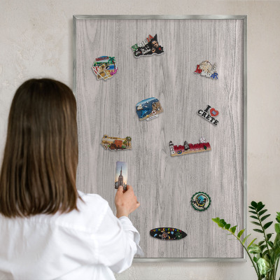 Magneetbord voor souvenir magneten met zilveren lijst Houtstructuur