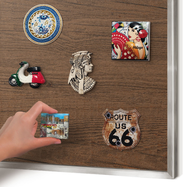 Decoratief metalen magneetbord in een zilveren lijst Houtstructuur