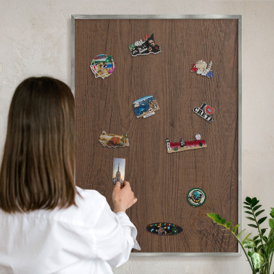 Decoratief metalen magneetbord in een zilveren lijst Houtstructuur