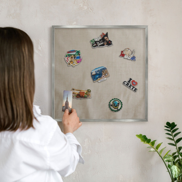 Magneetbord voor souvenir magneten met zilveren lijst Beige rustig