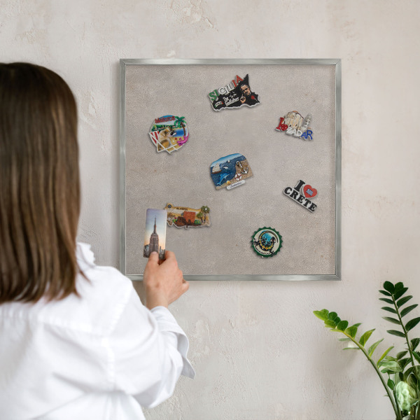 Decoratief metalen magneetbord in een zilveren lijst Neutrale elegantie