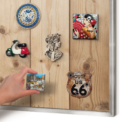 Decoratief metalen magneetbord in een zilveren lijst Houtstructuur