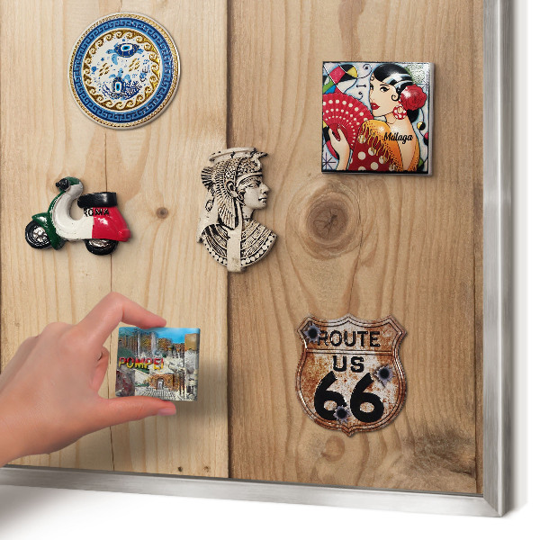 Decoratief metalen magneetbord in een zilveren lijst Houtstructuur