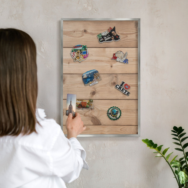Decoratief metalen magneetbord in een zilveren lijst Houtstructuur