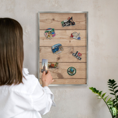 Decoratief metalen magneetbord in een zilveren lijst Houtstructuur
