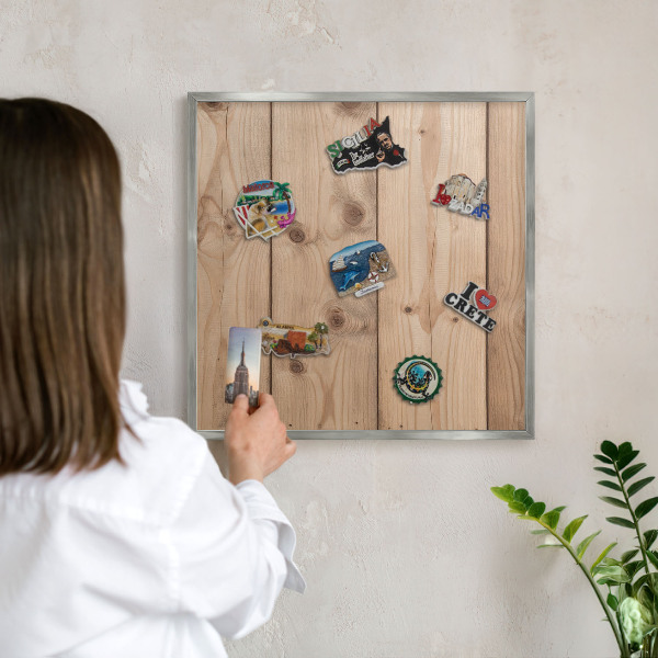 Decoratief metalen magneetbord in een zilveren lijst Houtstructuur