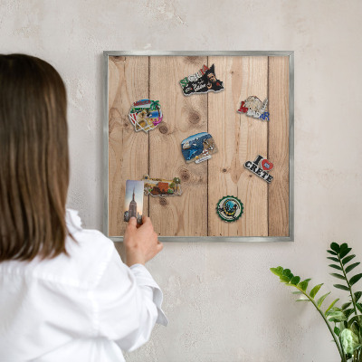 Decoratief metalen magneetbord in een zilveren lijst Houtstructuur