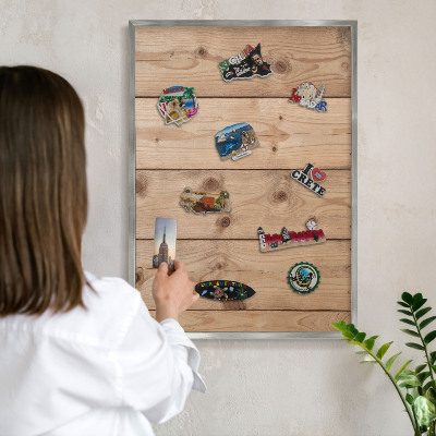 Decoratief metalen magneetbord in een zilveren lijst Houtstructuur