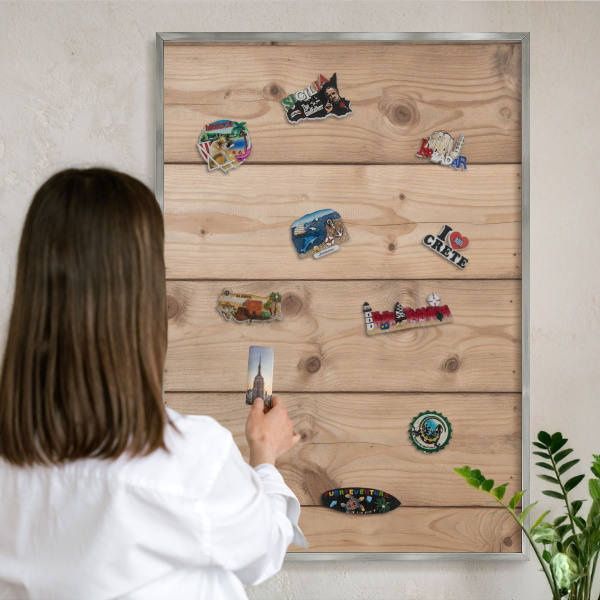 Decoratief metalen magneetbord in een zilveren lijst Houtstructuur