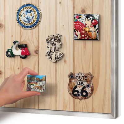 Magneetbord voor souvenir magneten met zilveren lijst Houten patroon