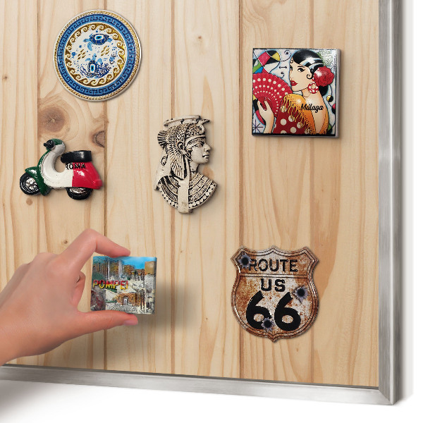 Magneetbord voor souvenir magneten met zilveren lijst Houten patroon