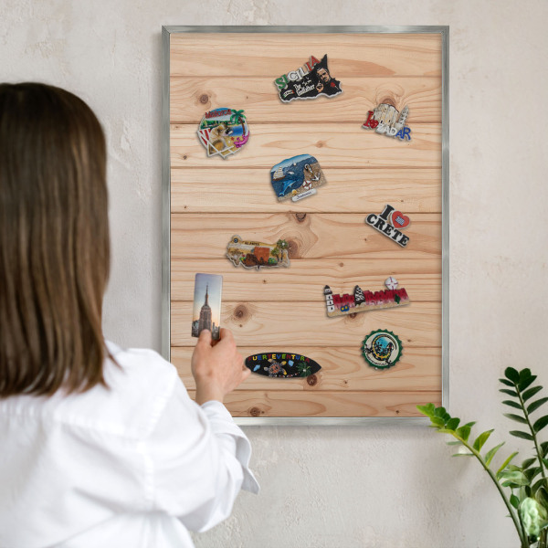 Magneetbord voor souvenir magneten met zilveren lijst Houten patroon