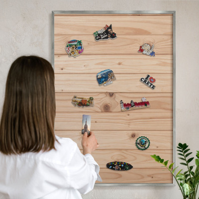 Magneetbord voor souvenir magneten met zilveren lijst Houten patroon