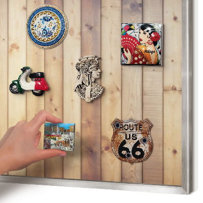 Decoratief metalen magneetbord in een zilveren lijst Houten planken