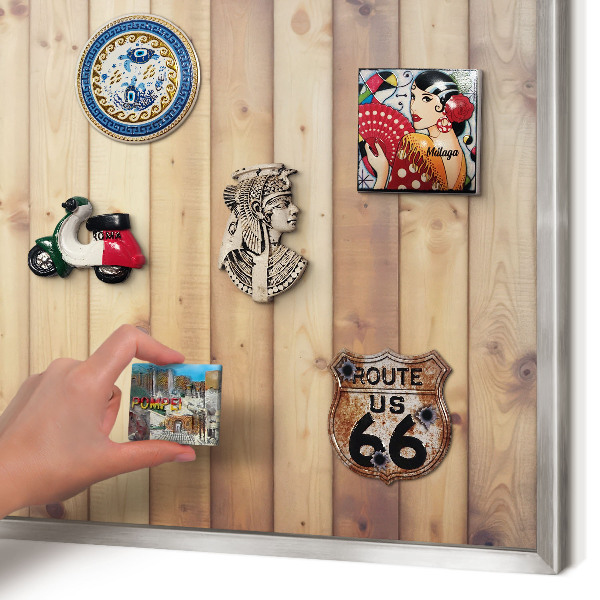 Decoratief metalen magneetbord in een zilveren lijst Houten planken