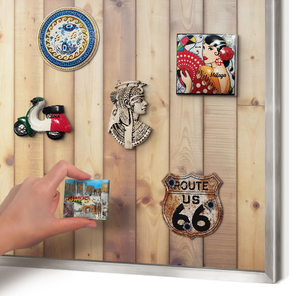 Decoratief metalen magneetbord in een zilveren lijst Houten planken