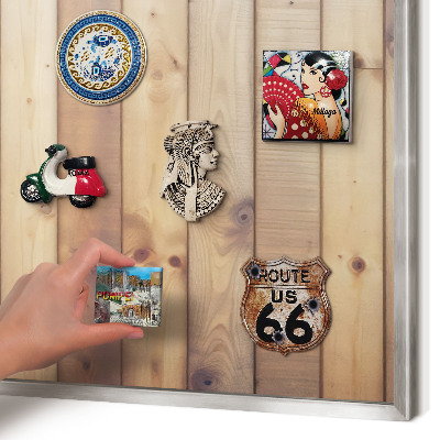 Decoratief metalen magneetbord in een zilveren lijst Houten planken