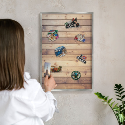 Decoratief metalen magneetbord in een zilveren lijst Houten planken