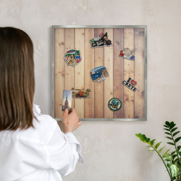 Decoratief metalen magneetbord in een zilveren lijst Houten planken