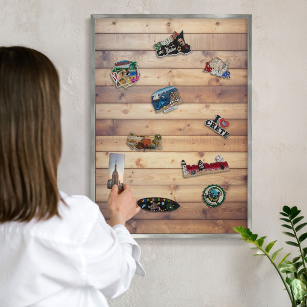 Decoratief metalen magneetbord in een zilveren lijst Houten planken